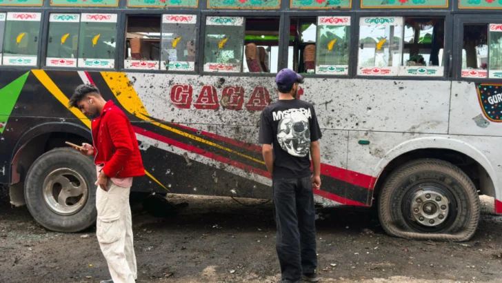 Persiste el fuego cruzado entre India y Pakistán, con al menos 44 muertos civiles