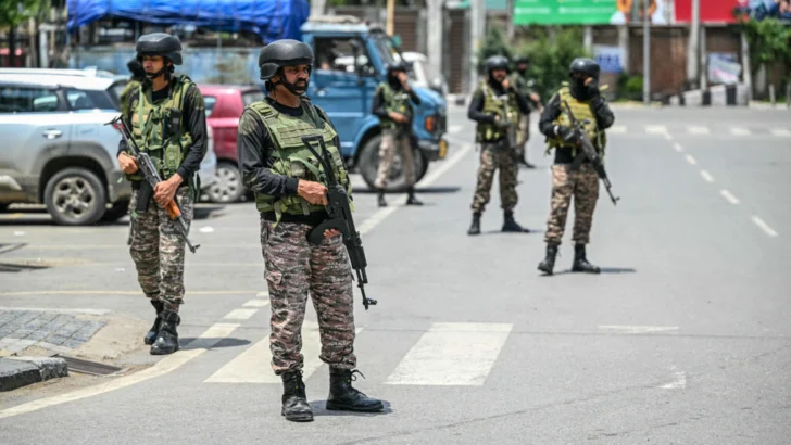 Se mantiene el frágil alto el fuego entre India y Pakistán a pesar de los enfrentamientos nocturnos
