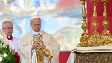 En su misa inaugural, el papa León XIV denunció una economía que marginaliza a los pobres