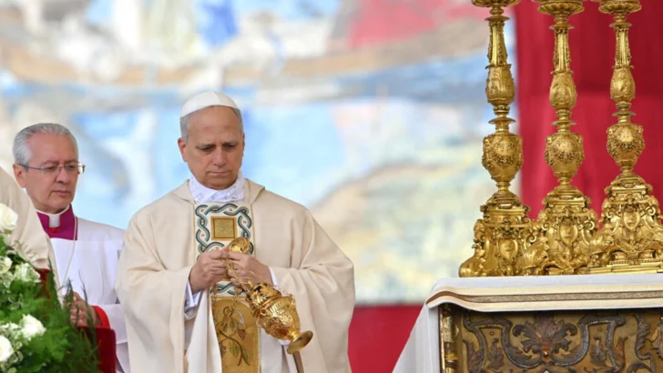 En su misa inaugural, el papa León XIV denunció una economía que marginaliza a los pobres