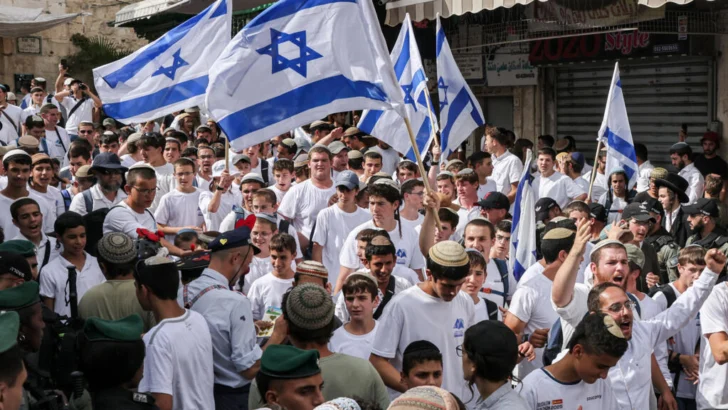 Ultranacionalistas israelíes corean muerte a los árabes en marcha anual del Día de Jerusalén
