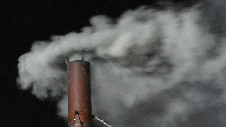 El humo blanco y negro (o gris) del cónclave: ¿qué químicos hay en la chimenea?