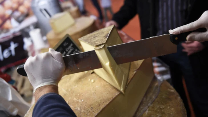 ¿Tesoro nacional amenazado? Ecologistas quieren prohibir el queso Comté