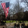 Una jueza de distrito suspende la ofensiva de Trump contra Harvard y la universidad denuncia al gobierno