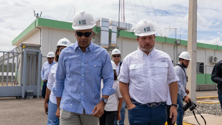 Joel Santos y director de Irena visitan Parque Solar Girasol de EGE Haina Joel Santos y director de Irena visitan Parque Solar Girasol de EGE Haina
