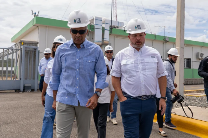 Joel Santos y director de Irena visitan Parque Solar Girasol de EGE Haina