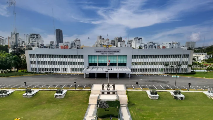 Ministerio de Defensa emite circular que reitera restricciones a militares sobre opiniones, vestimenta y visitas a tiendas de bebidas y otros negocios