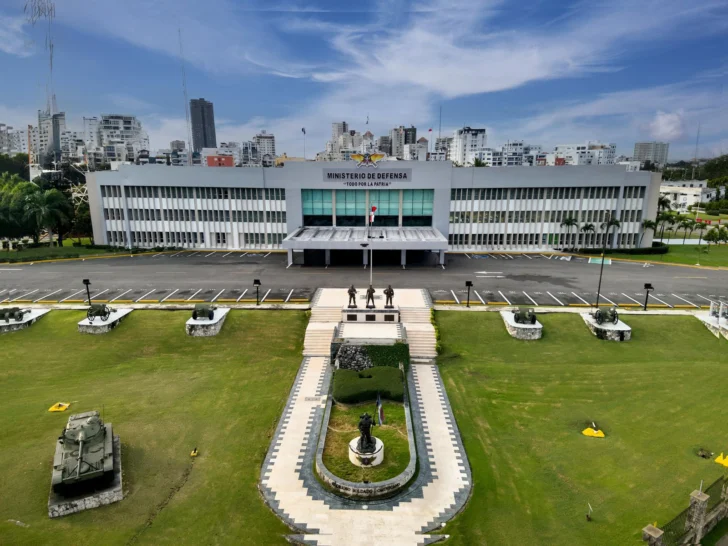 Ministerio de Defensa emite circular que reitera restricciones a militares sobre opiniones, vestimenta y visitas a tiendas de bebidas y otros negocios