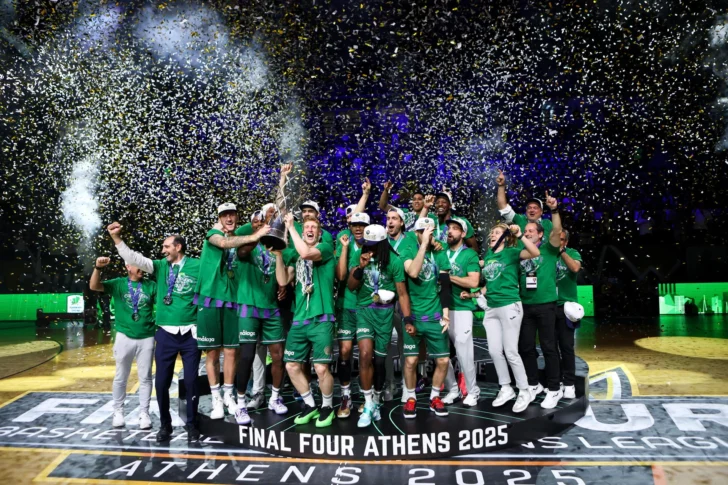  ATHENS (Greece), 11/05/2025.- Players of Baloncesto Malaga celebrate winning the FIBA Champions League final match between Galatasaray SK and Baloncesto Malaga, in Ano Liosia, Athens, Greece, 11 May 2025. (Baloncesto, Liga de Campeones, Grecia, Atenas) EFE/EPA/GEORGIA PANAGOPOULOU