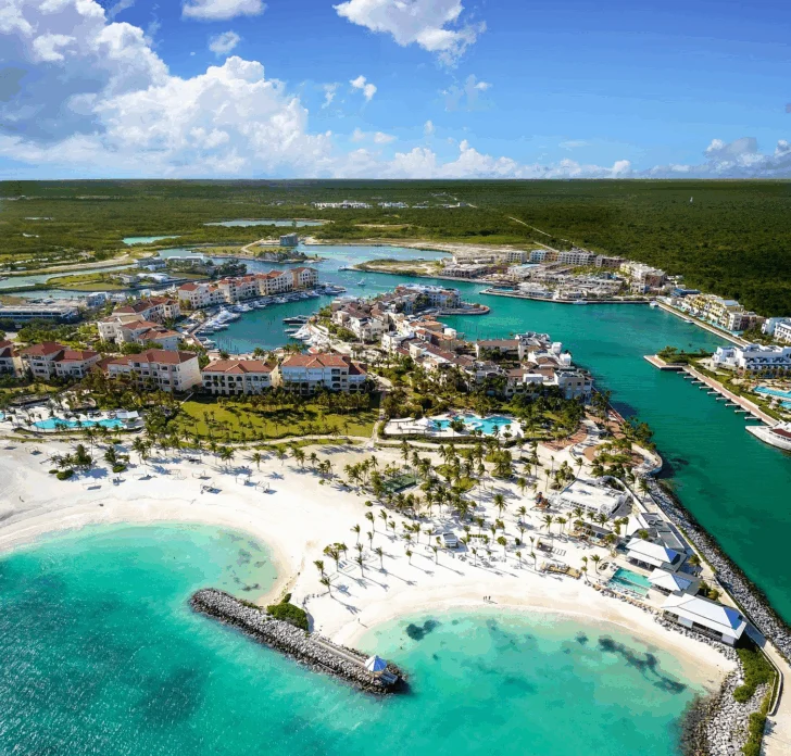  Imagen 1. El desorden en el crecimiento de Bávaro, Punta Cana, podría llevar a un colapso si los inversores deciden retirarse ante la falta de organización. Es crucial reconocer que destinos como la Riviera Maya y las Bahamas presentan condiciones mucho más atractivas para el turismo en comparación con esta zona. A diferencia de la Costa Norte, el desarrollo turístico en Bávaro y Punta Cana no ha contado con una planificación adecuada, lo que ha resultado en una falta de regulación estatal que fomenta un crecimiento ordenado. Esto ha permitido que los actores privados actúen sin las restricciones necesarias. Actualmente, se evidencia un notable contraste entre el acelerado crecimiento económico de la región y la atención del orden y estética paisajística. Si los sectores público y privado no implementan medidas claras y efectivas, esta situación de alarma podría poner en riesgo la competitividad del destino. En contraste, con un total de 7,595 habitaciones en operación y la incorporación de más de 5,000 nuevas habitaciones previstas para los años 2024 y 2025, la Ciudad Destino Cap Cana se ha consolidado como un importante referente en el sector turístico del Caribe. Este impresionante crecimiento no solo supera el inventario hotelero de más de 15 islas caribeñas, sino que también refleja el compromiso de la región con el desarrollo sostenible y la calidad en la oferta turística.
