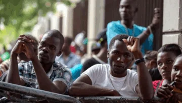  Figura 2. El número de inmigrantes haitianos que residen en República Dominicana varía según las distintas fuentes, pero existe un consenso sobre su relevancia para la economía del país. Según la primera Encuesta Nacional de Inmigrantes (ENI) realizada en 2012 por la Oficina Nacional de Estadísticas (ONE), de los 570.000 trabajadores en el sector agrícola, el 18% son haitianos, mientras que, en la construcción, este porcentaje asciende al 29% de un total de 248.000 empleados. La existencia de una comunidad haitiana irregular en el país, es un plus para los empresarios locales que toman provecho económico de la situación laboral por el bajo costo de la mano extranjera, pero esto implica un gran problema para la sociedad dominicana. enfrentar altos costos económicos al proporcionar servicios públicos a esta población inmigrante indocumentada.
