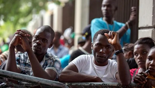  Figura 2. El número de inmigrantes haitianos que residen en República Dominicana varía según las distintas fuentes, pero existe un consenso sobre su relevancia para la economía del país. Según la primera Encuesta Nacional de Inmigrantes (ENI) realizada en 2012 por la Oficina Nacional de Estadísticas (ONE), de los 570.000 trabajadores en el sector agrícola, el 18% son haitianos, mientras que, en la construcción, este porcentaje asciende al 29% de un total de 248.000 empleados. La existencia de una comunidad haitiana irregular en el país, es un plus para los empresarios locales que toman provecho económico de la situación laboral por el bajo costo de la mano extranjera, pero esto implica un gran problema para la sociedad dominicana. enfrentar altos costos económicos al proporcionar servicios públicos a esta población inmigrante indocumentada.