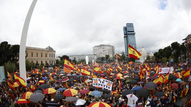 Miles de personas protestan contra Sánchez en Madrid y piden elecciones anticipadas
