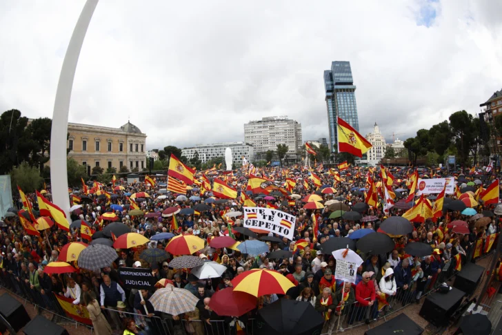 Miles de personas protestan contra Sánchez en Madrid y piden elecciones anticipadas