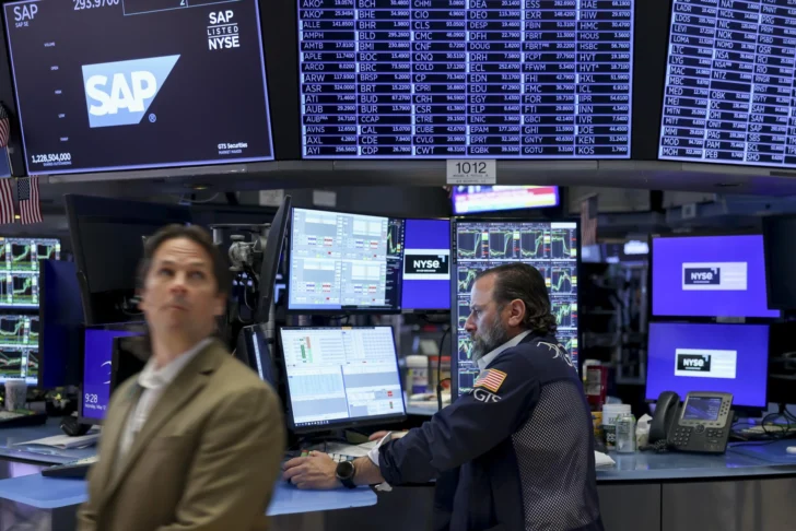 Wall Street cierra rojo tras aumento repentino en bonos