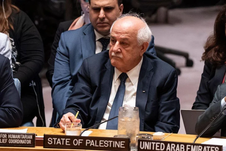 'Los niños se mueren de hambre': el embajador de los Territorios Palestinos en la ONU rompe en llanto por la hambruna en Gaza
