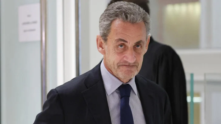 Sarkozy se queda sin brazalete electrónico y en libertad condicional