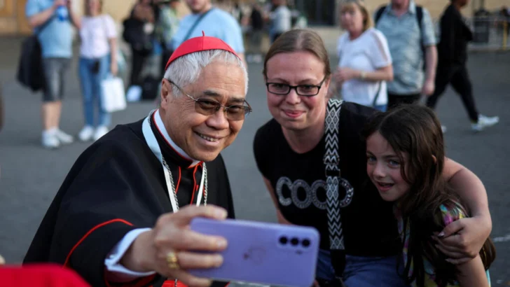 Cardenales, selfis y clics: un cónclave para elegir al papa narrado desde las redes sociales