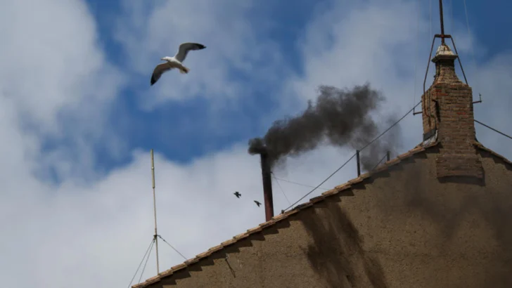 Segundo humo negro en el Vaticano: el cónclave sigue sin acuerdo sobre quién será el nuevo papa