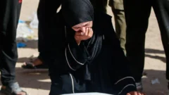 Más de 100 muertos en Gaza por ataques israelíes, mientras la gente muere de hambre