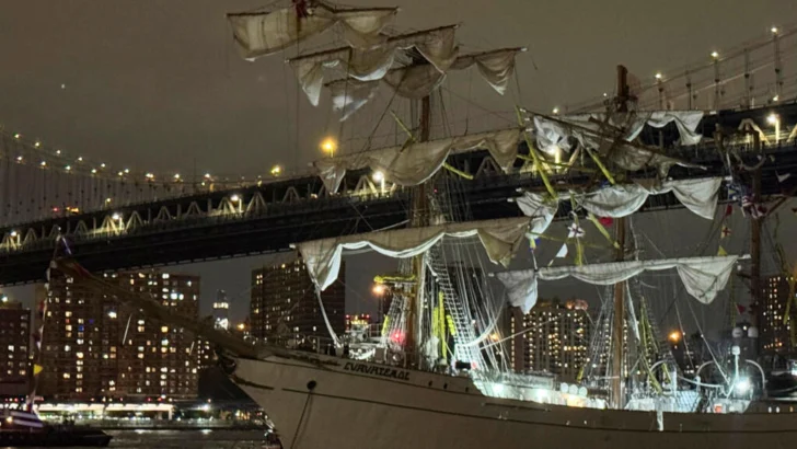 Buque mexicano choca contra el icónico puente de Brooklyn y mueren dos personas