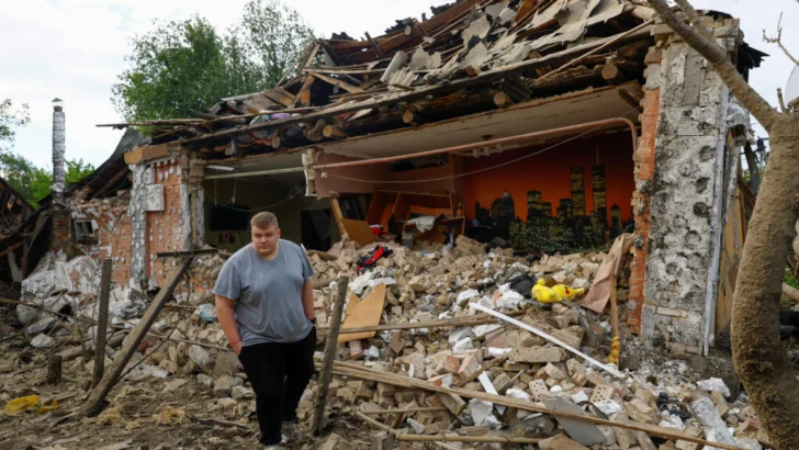 Ataque récord de drones rusos en Ucrania; JD Vance se reúne con Zelenski en Roma