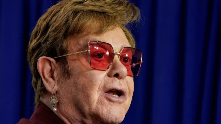 Elton John critica plan del gobierno inglés a favor de IA que afecta a artistas