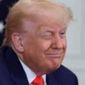 Harvard vuelve a denunciar a Trump tras prohibirle matricular a estudiantes extranjeros