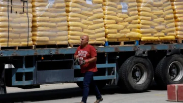La controvertida Fundación Humanitaria de Gaza dice que comenzó sus entregas de alimentos