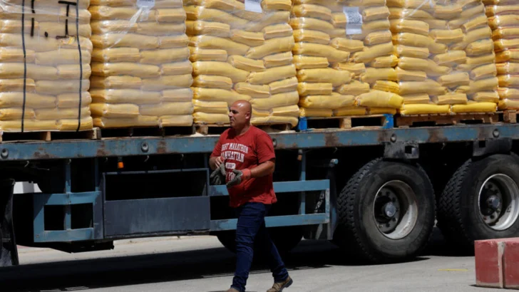 La controvertida Fundación Humanitaria de Gaza dice que comenzó sus entregas de alimentos