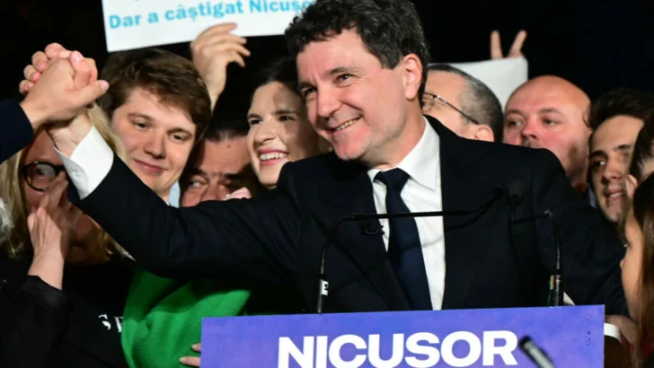 El proeuropeo Dan gana las presidenciales rumanas; en Portugal, los conservadores triunfan y la ultraderecha avanza