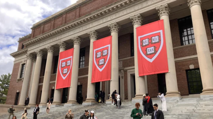Trump apunta a terminar contratos federales con Harvard: ¿por qué arremete contra la universidad?