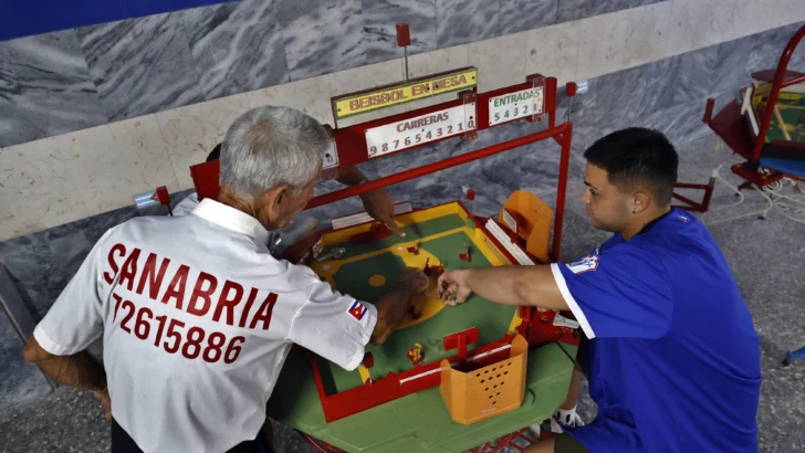 Béisbol en mesa: la versión 'a lo cubano' del futbolín que busca pegar un jonrón Béisbol en mesa: la versión 'a lo cubano' del futbolín que busca pegar un jonrón