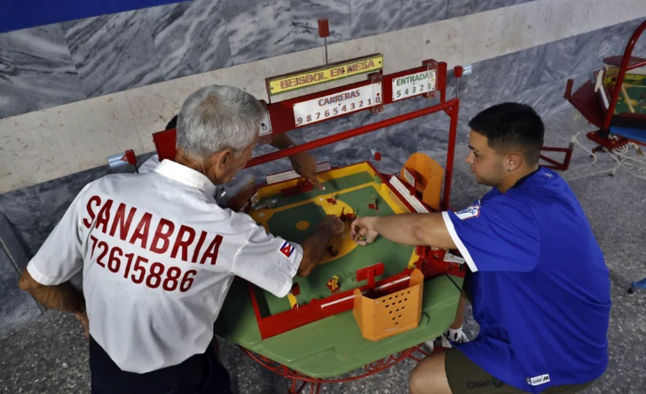Béisbol en mesa: la versión 'a lo cubano' del futbolín que busca pegar un jonrón