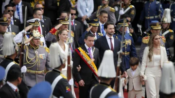 Noboa promete 'salvar' a Ecuador de las 'mafias' al juramentar