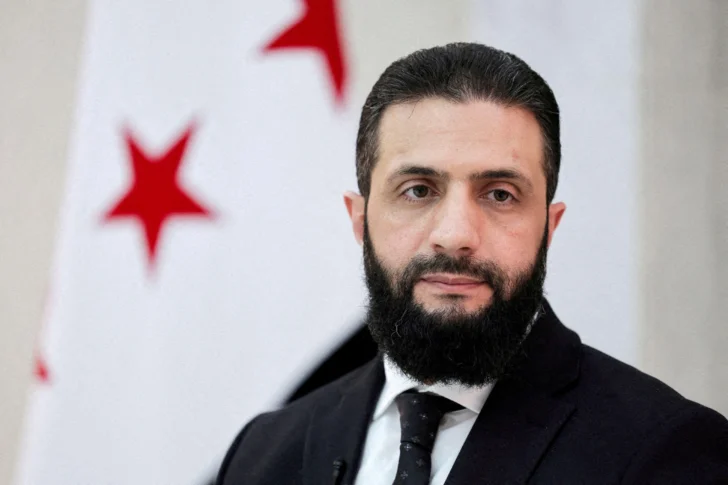 Quién es Ahmed al Sharaa, el líder de Siria con pasado yihadista que se reunió con Trump tras el levantamiento de sanciones de EE.UU.