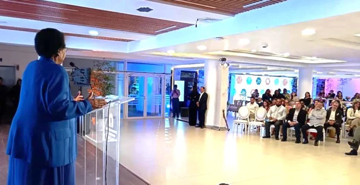  La doctora Celsa Albert Batista, a quien se dedicó el II Congreso de Patrimonio Cultural del Centro Cultural Banreservas, expone sobre la conformación cultural del pueblo dominicano.