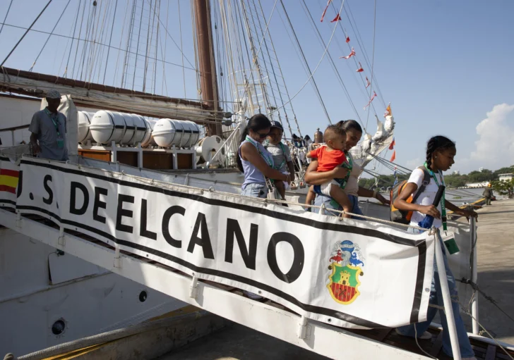  SANTO DOMINGO (REPÚBLICA DOMINICANA), 21/05/2025.- Personas visitan el buque escuela de la Armada española Juan Sebastián de Elcano este miércoles, en Santo Domingo (República Dominicana). El buque escuela de la Armada española Juan Sebastián de Elcano llegó a Santo Domingo con la heredera de la corona española, la princesa Leonor, a bordo, y permanecerá recalado en la capital dominicana hasta el próximo sábado. EFE/ Orlando Barría