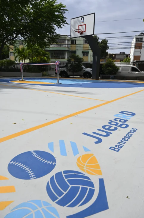 Banreservas remoza cancha Camila Henríquez del sector Mirador Norte