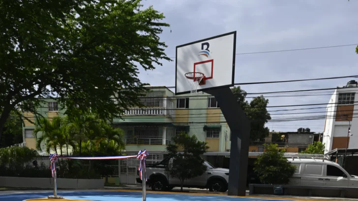 Banreservas remoza cancha Camila Henríquez del sector Mirador Norte