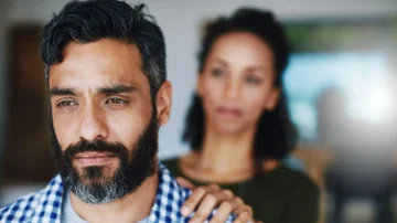 Por qué les afecta tanto a algunos hombres que sus esposas ganen más dinero que ellos