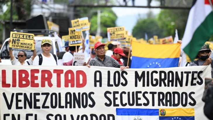 Abogados de migrantes venezolanos presos en El Salvador denuncian torturas y piden pruebas de vida