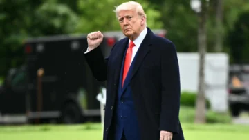 Trump revive la retórica arancelaria y amenaza a la Unión Europea y a Apple