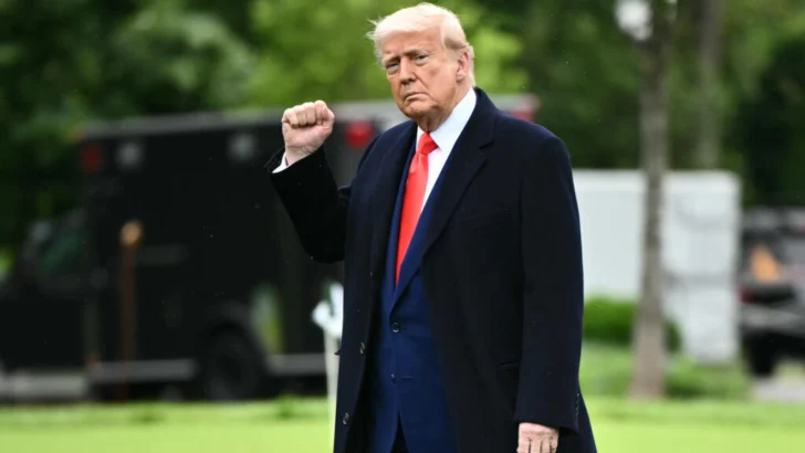 Trump revive la retórica arancelaria y amenaza a la Unión Europea y a Apple