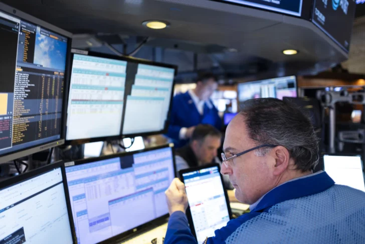 Wall Street cierra rojo tras las contradicciones sobre aranceles en Administración Trump