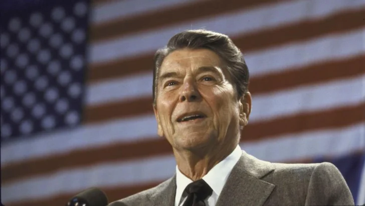 Por qué Ronald Reagan decidió hacer una amnistía para regularizar a 3 millones de migrantes en EE.UU. (y los efectos positivos que tuvo sobre la economía del país)