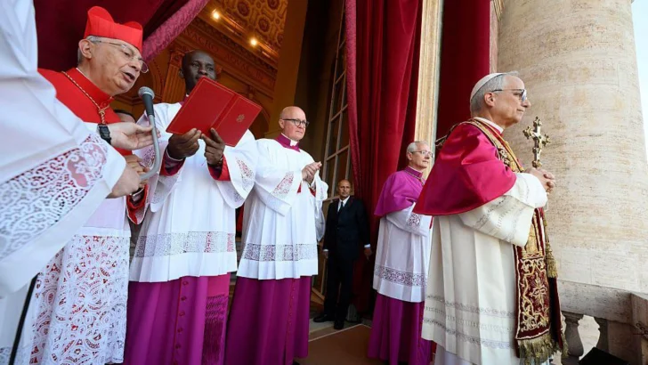 Las vestimentas tradicionales que León XIV recuperó en su presentación como nuevo papa