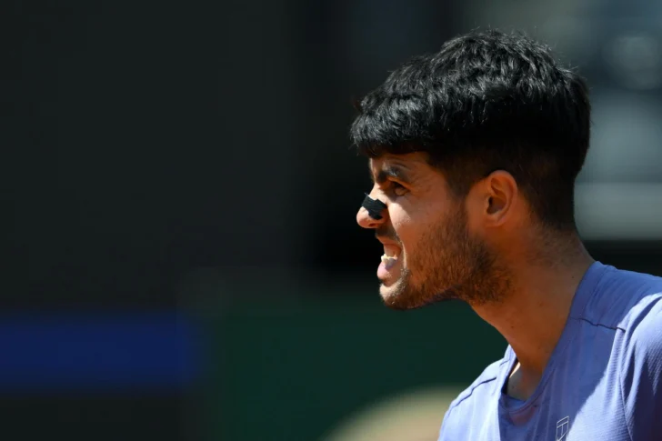 Alcaraz doblega la potencia de Khachanov en la Italia de Sinner