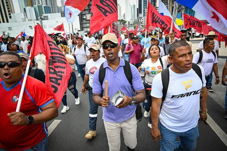 Por qué la bananera Chiquita despidió a 5.000 trabajadores en Panamá con el respaldo del presidente Mulino
