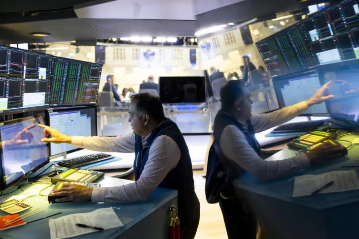 Wall Street cierra con fuertes ganancias tras retrasar Trump los aranceles a la UE